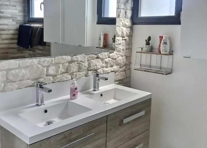 Exceptionnelle Piscine Et Jardin Prive Sejour De Gamme Proche La Rochelle