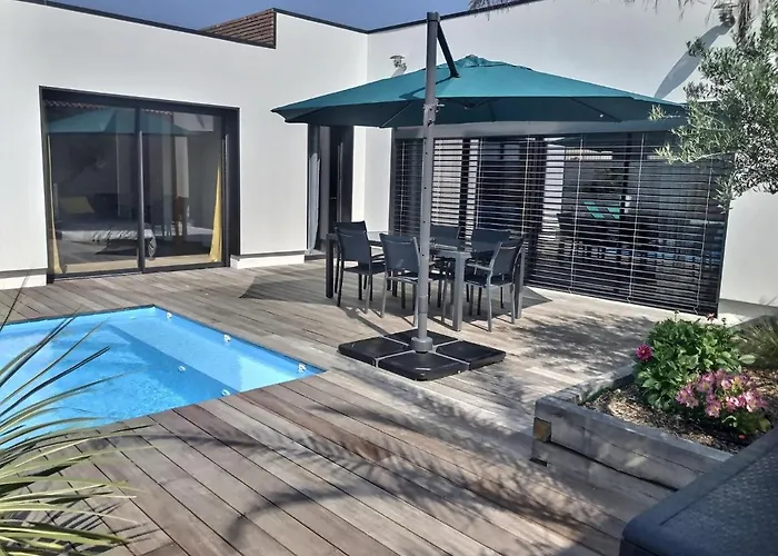 Exceptionnelle Piscine Et Jardin Prive Sejour De Gamme Proche La Rochelle
