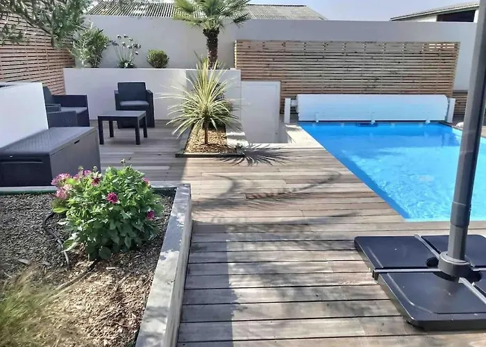 Villa Exceptionnelle Piscine Et Jardin Prive Sejour De Gamme Proche La Rochelle *