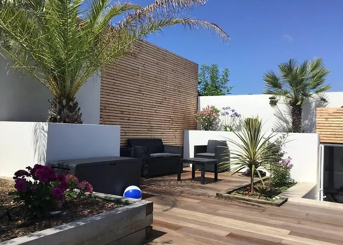 Villa Exceptionnelle Piscine Et Jardin Prive Sejour De Gamme Proche La Rochelle